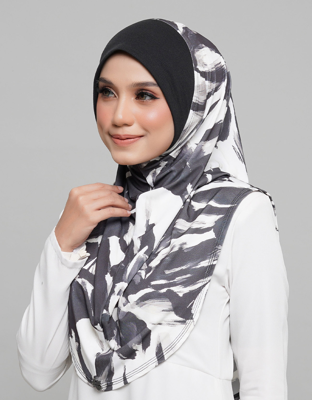 Express Hijab Damia Signature 01 - Black Edition