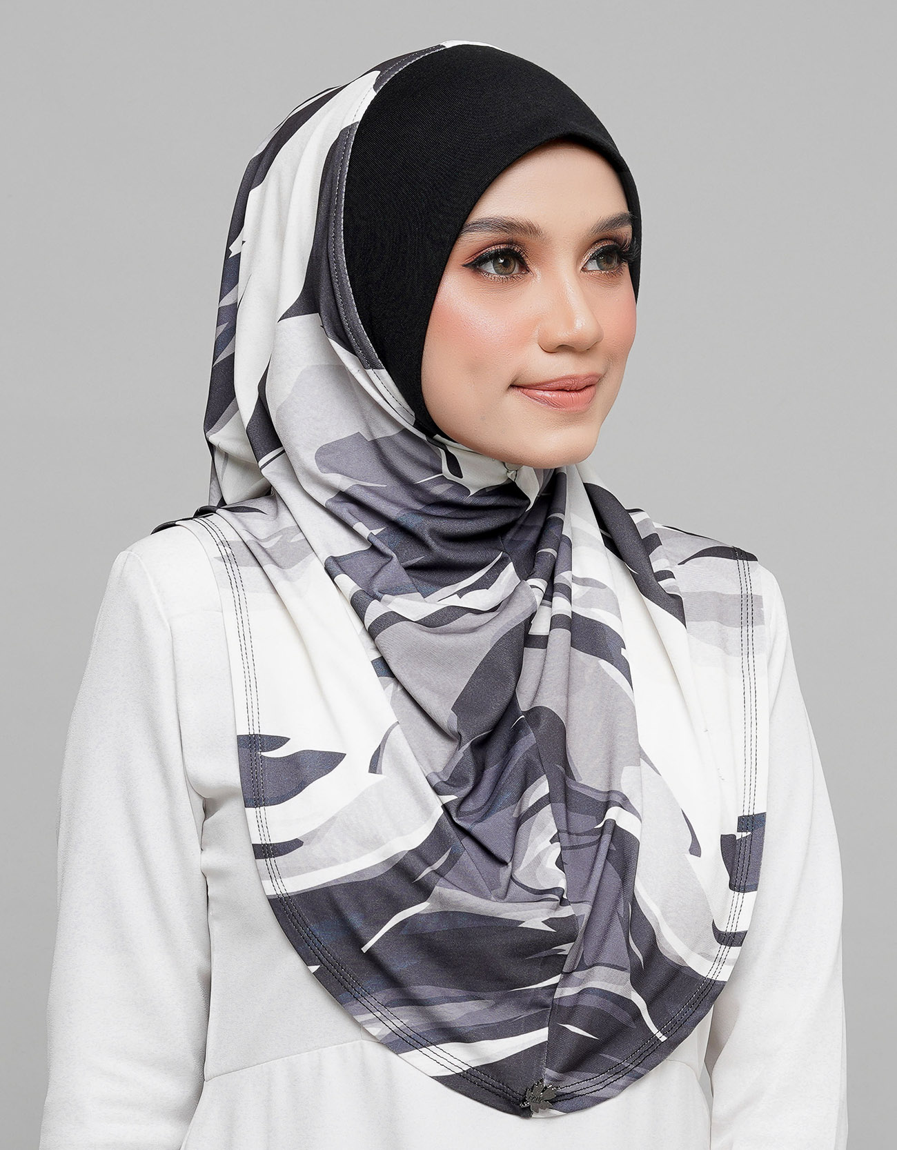 Express Hijab Damia Signature 02 - Black Edition