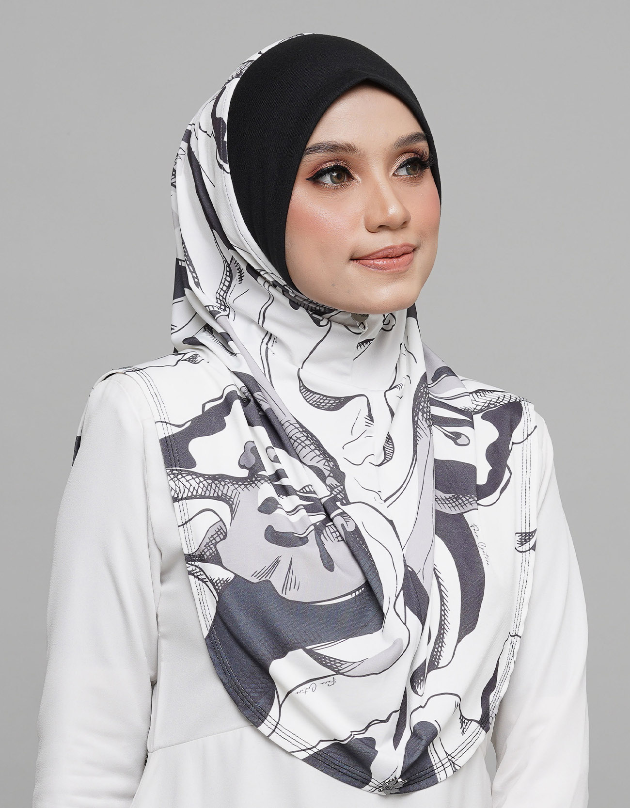 Express Hijab Damia Signature 04 - Black Edition