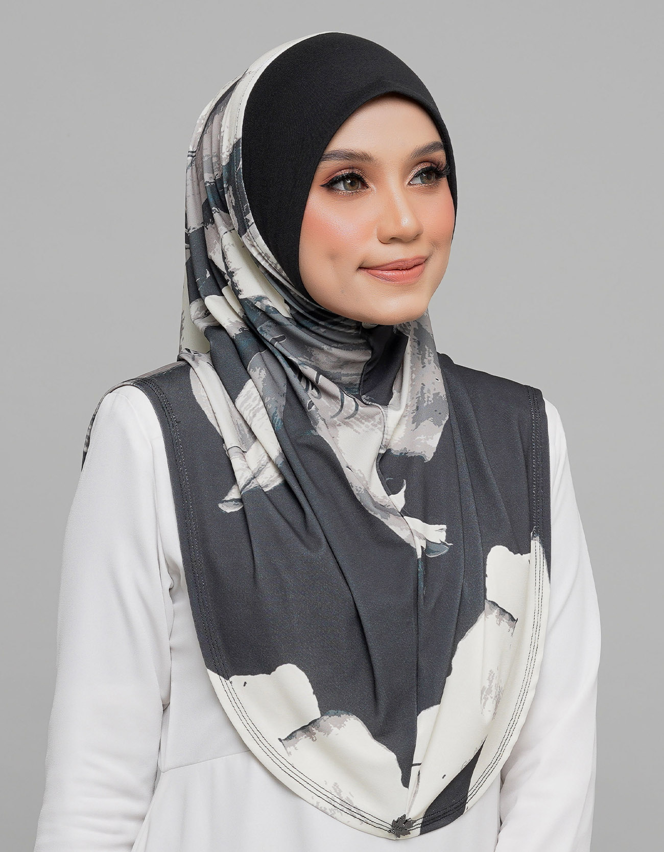 Express Hijab Damia Signature 08 - Black Edition