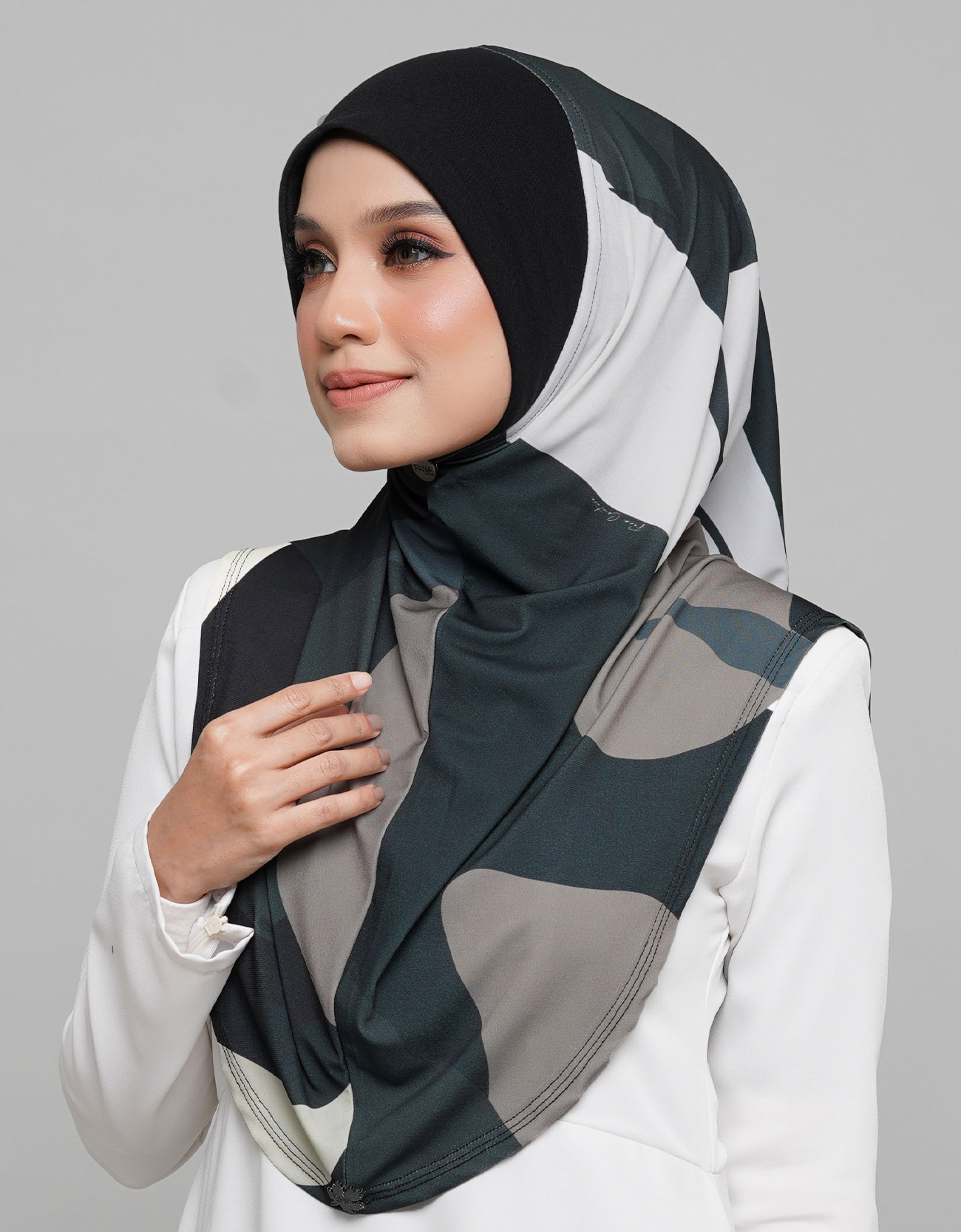 Express Hijab Damia Signature 09 - Black Edition