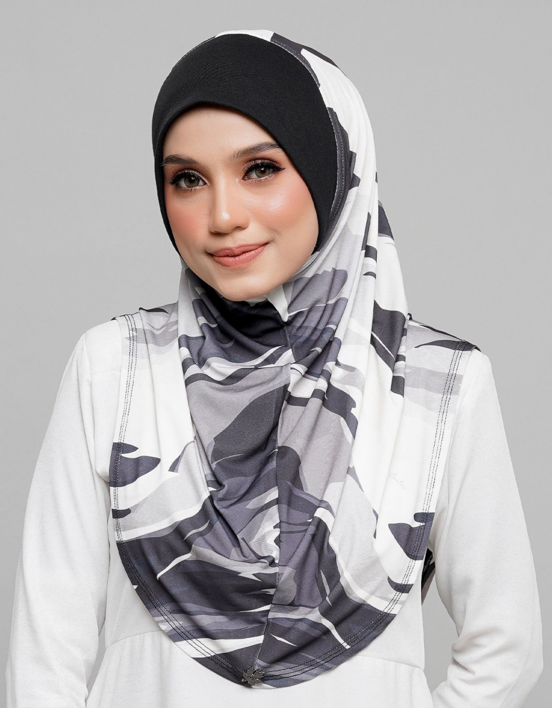 Express Hijab Damia Signature 02 - Black Edition