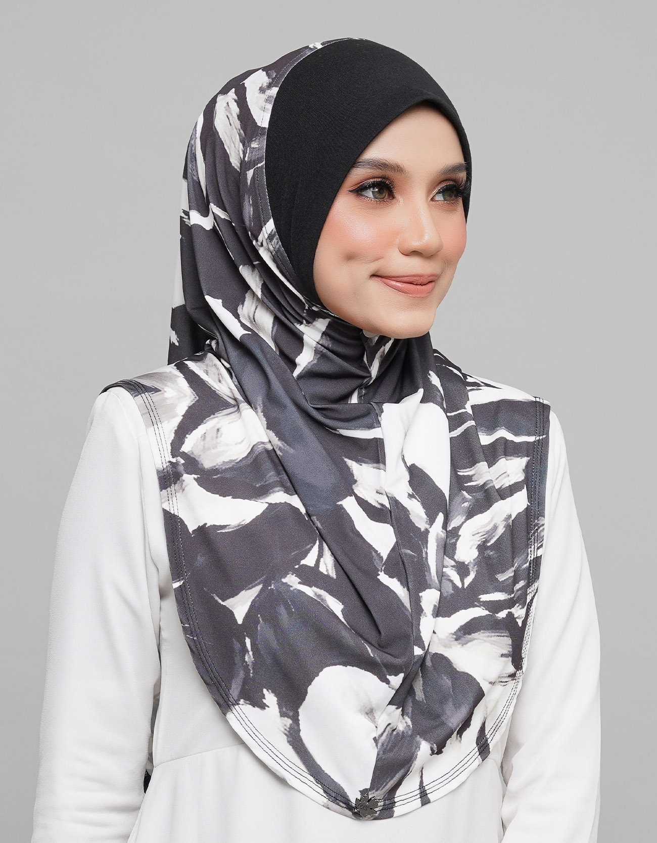 Express Hijab Damia Signature 01 - Black Edition