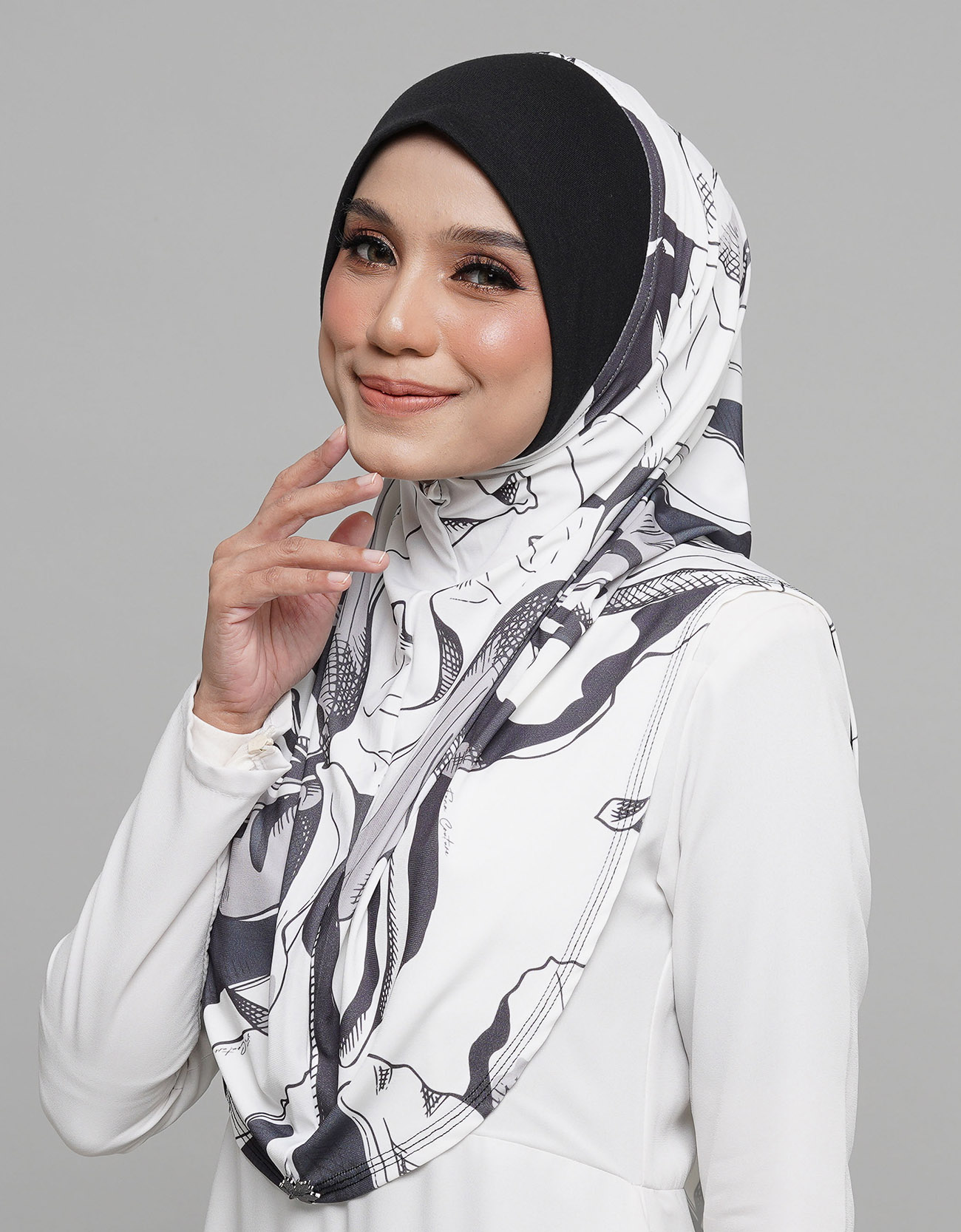 Express Hijab Damia Signature 04 - Black Edition