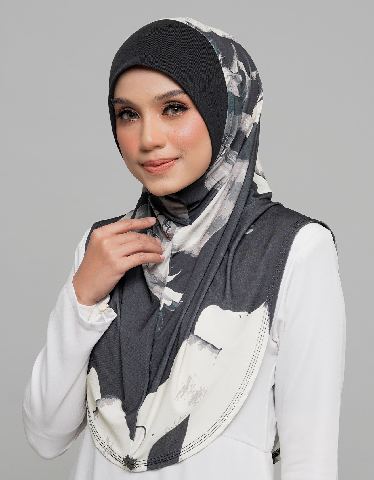Express Hijab Damia Signature 08 - Black Edition